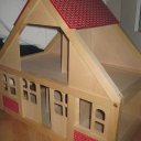 Puppenhaus aus Holz + Einrichtung + Puppen  insg. 29 €
